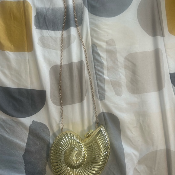 Gold Chain Shoulder Bag - Picture 4 of 4